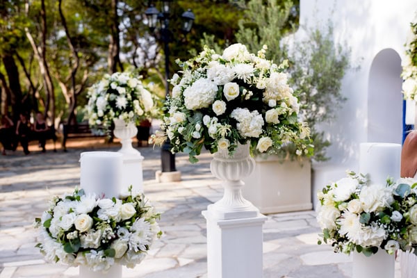 Chic Wedding Golf Prive All White Florals