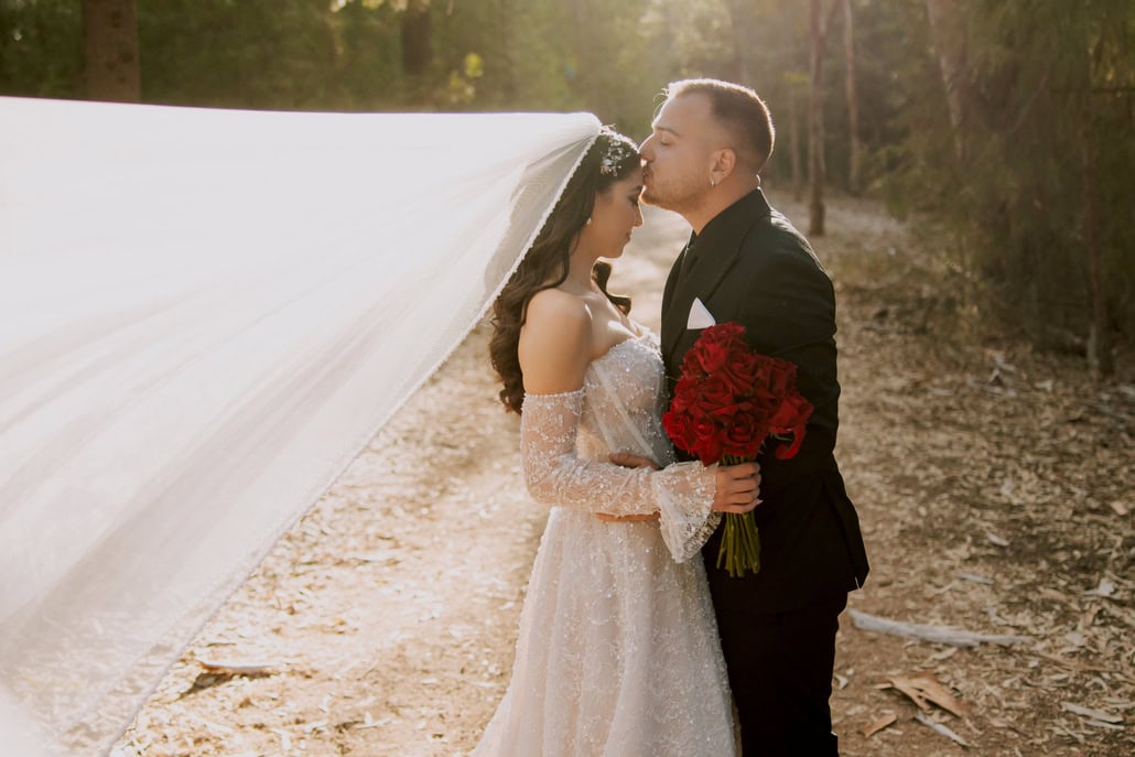 Ονειρεμένος φθινοπωρινός γάμος με κατακόκκινα τριαντάφυλλα | Άντρη & Θεόδωρος