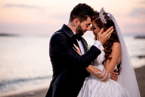 Φθινοπωρινός γάμος στην Αθήνα με λευκές ορτανσίες και ρομαντικές λεπτομέρειες | Meghry & Nerses