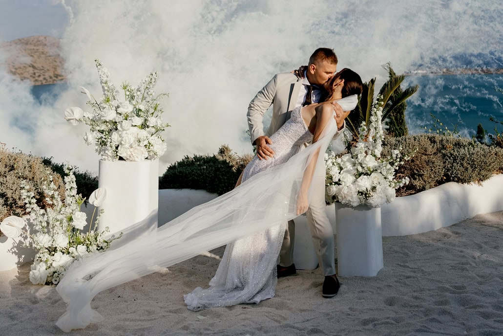 Φθινοπωρινός destination γάμος με θέα τον κόλπο του Μιραμπέλλου στην Ελούντα | Liliia & Hlib