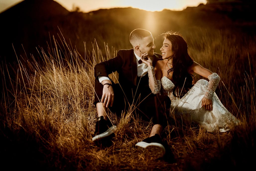 Όμορφος φθινοπωρινός γάμος με λευκά άνθη και next day φωτογράφιση στην παραλία | Στέλα & Ηλίας