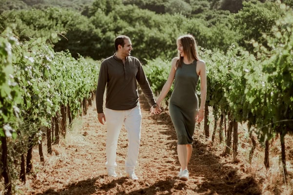 Τρυφερό prewedding στους καταπράσινους αμπελώνες και δίπλα στη θάλασσα | Χαρά & Μάνος