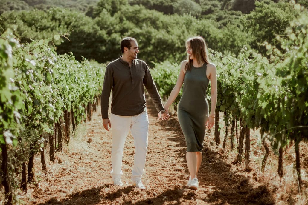 Τρυφερό prewedding στους καταπράσινους αμπελώνες και δίπλα στη θάλασσα | Χαρά & Μάνος