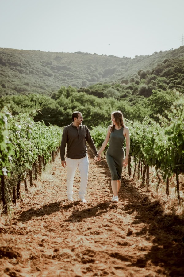 Lovely Prewedding In Green Vineyards And By The Sea