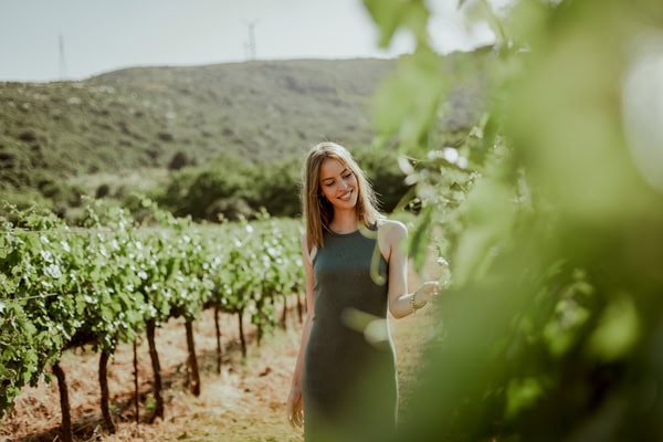 Lovely Prewedding In Green Vineyards And By The Sea