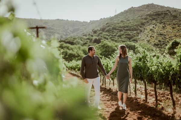 Lovely Prewedding In Green Vineyards And By The Sea