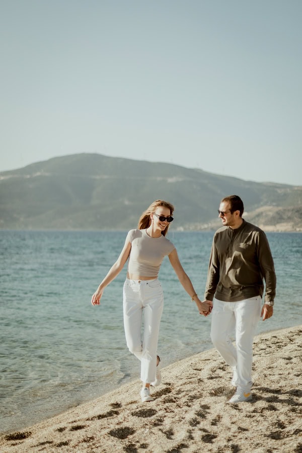 Lovely Prewedding In Green Vineyards And By The Sea