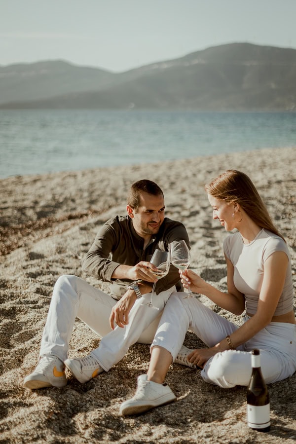 Lovely Prewedding In Green Vineyards And By The Sea