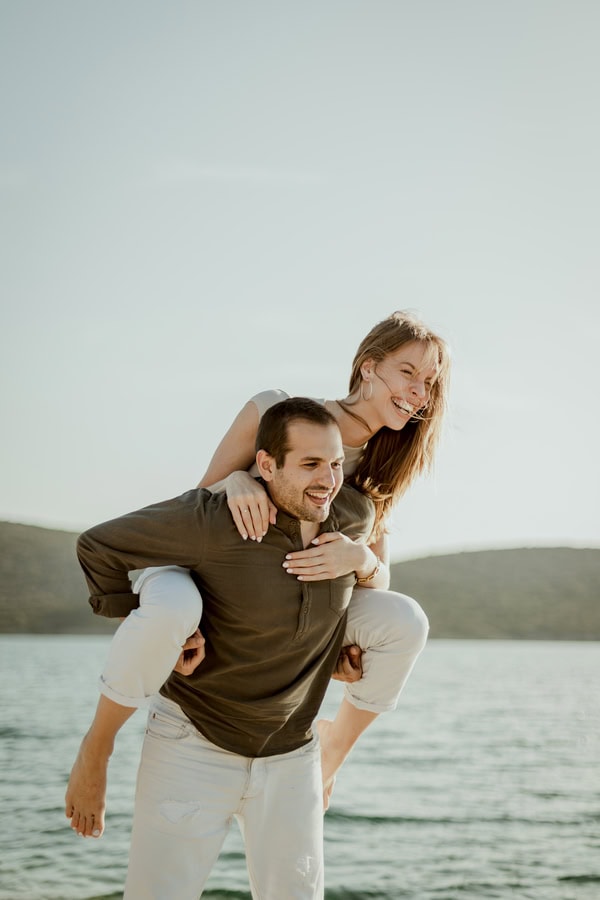 Lovely Prewedding In Green Vineyards And By The Sea