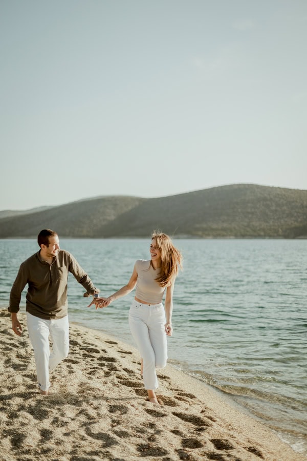 Lovely Prewedding In Green Vineyards And By The Sea