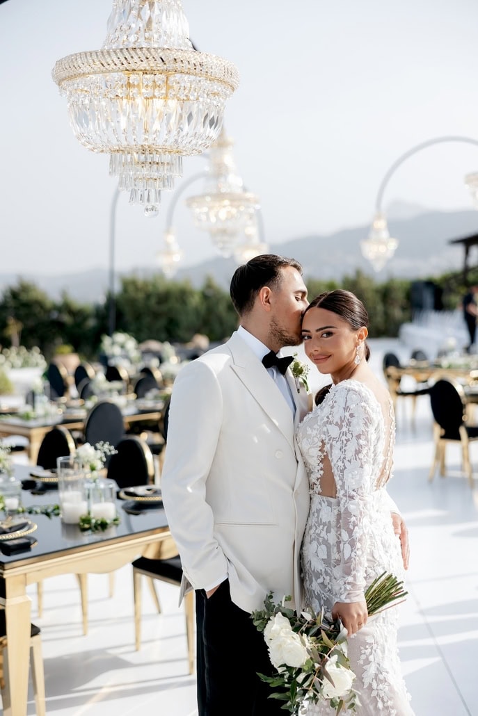 Modern luxe γάμος στην Κρήτη με μαύρες και χρυσές λεπτομέρειες | Claudia & Jez