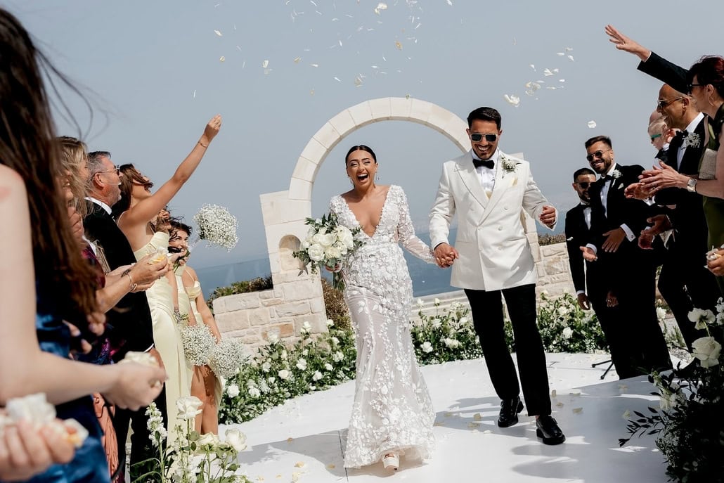 Modern luxe γάμος στην Κρήτη με μαύρες και χρυσές λεπτομέρειες | Claudia & Jez