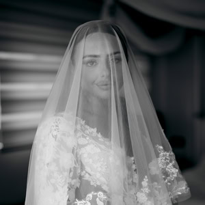 Modern luxe γάμος στην Κρήτη με μαύρες και χρυσές λεπτομέρειες | Claudia & Jez