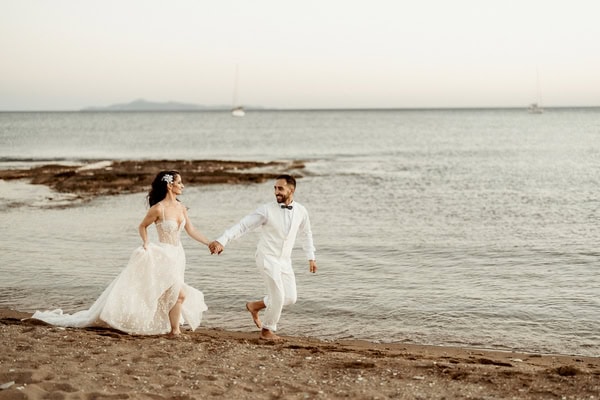 Ρομαντικός καλοκαιρινός γάμος με λευκά άνθη στο Κτήμα αργιθέα | Βίκυ & Αποστόλης