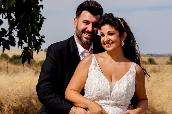 Ρομαντικός καλοκαιρινός γάμος στα Γιαννιτσά με λευκά και ροδακινί άνθη | Εύη & Αργύρης