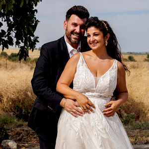 Ρομαντικός καλοκαιρινός γάμος στα Γιαννιτσά με λευκά και ροδακινί άνθη | Εύη & Αργύρης