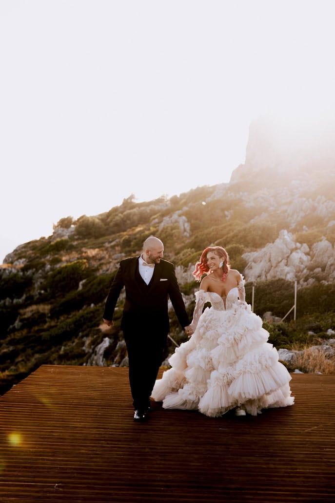 Ρομαντικός γάμος στη Ρόδο με λευκά άνθη και λαμπερές λεπτομέρειες | Κάτια & Παναγιώτης