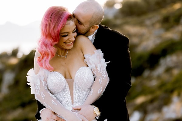 Ρομαντικός γάμος στη Ρόδο με λευκά άνθη και λαμπερές λεπτομέρειες | Κάτια & Παναγιώτης