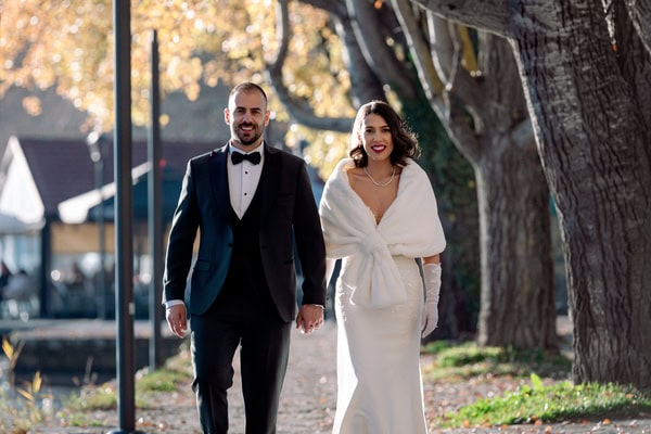 ‘Ομορφος χειμωνιάτικος γάμος στην Καστοριά με λευκά και κόκκινα άνθη | Ιωάννα & Εμμανουήλ