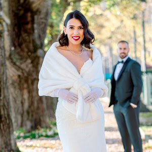 ‘Ομορφος χειμωνιάτικος γάμος στην Καστοριά με λευκά και κόκκινα άνθη | Ιωάννα & Εμμανουήλ