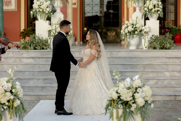 Summer Wedding With White Flowers And Romantic Style