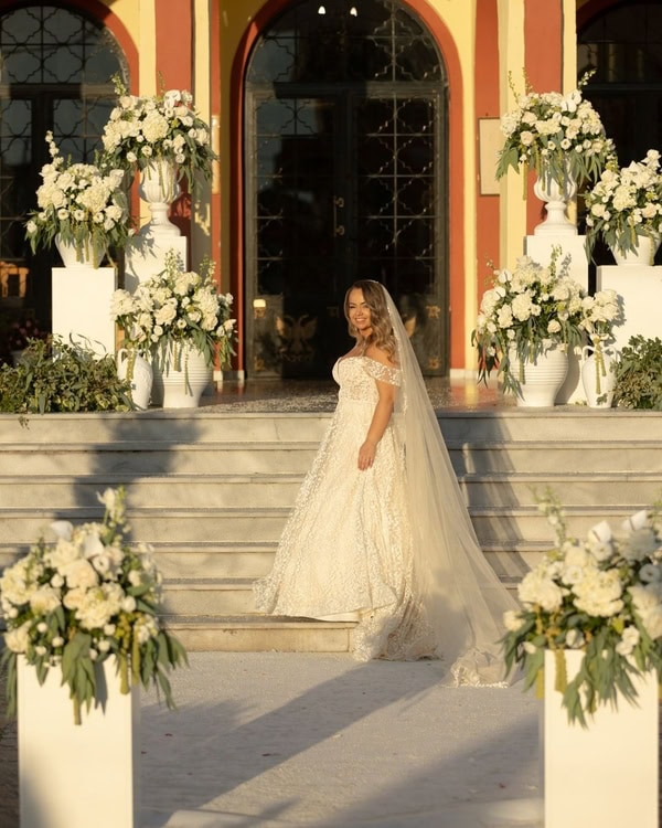 Summer Wedding With White Flowers And Romantic Style