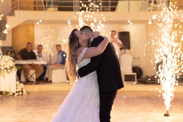 Summer Wedding With White Flowers And Romantic Style