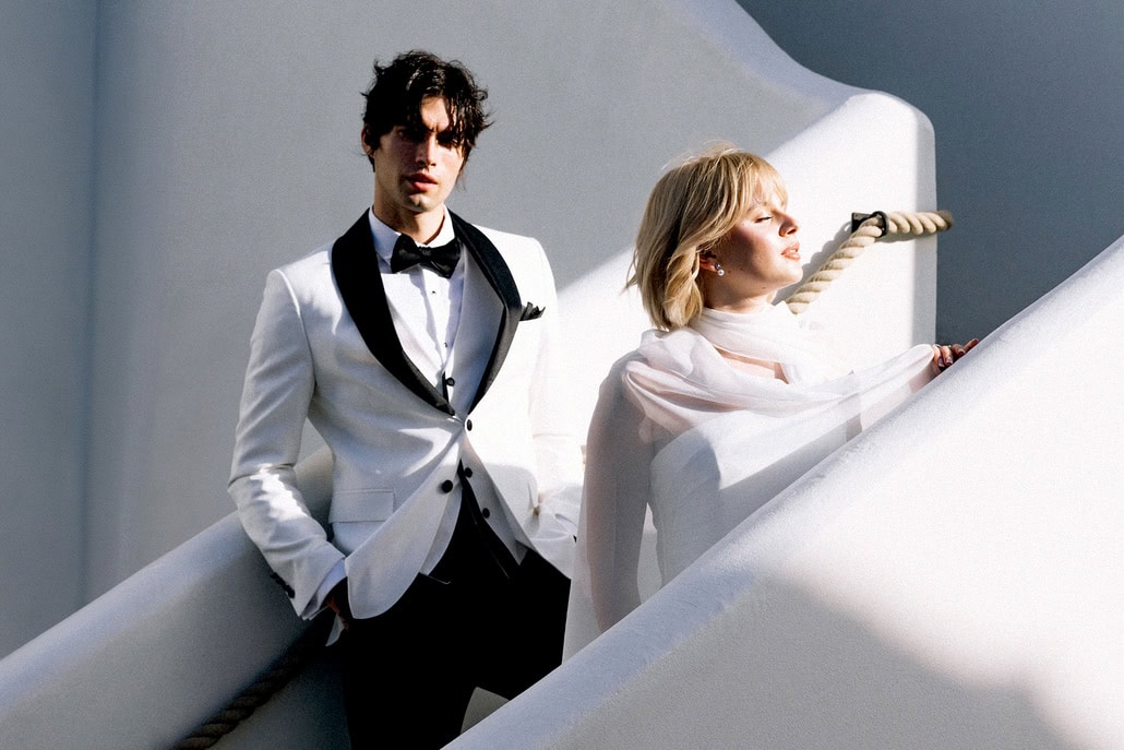 Το λευκό tuxedo απο Carlitos που θα απογειώσει τη γαμπριάτικη εμφάνιση