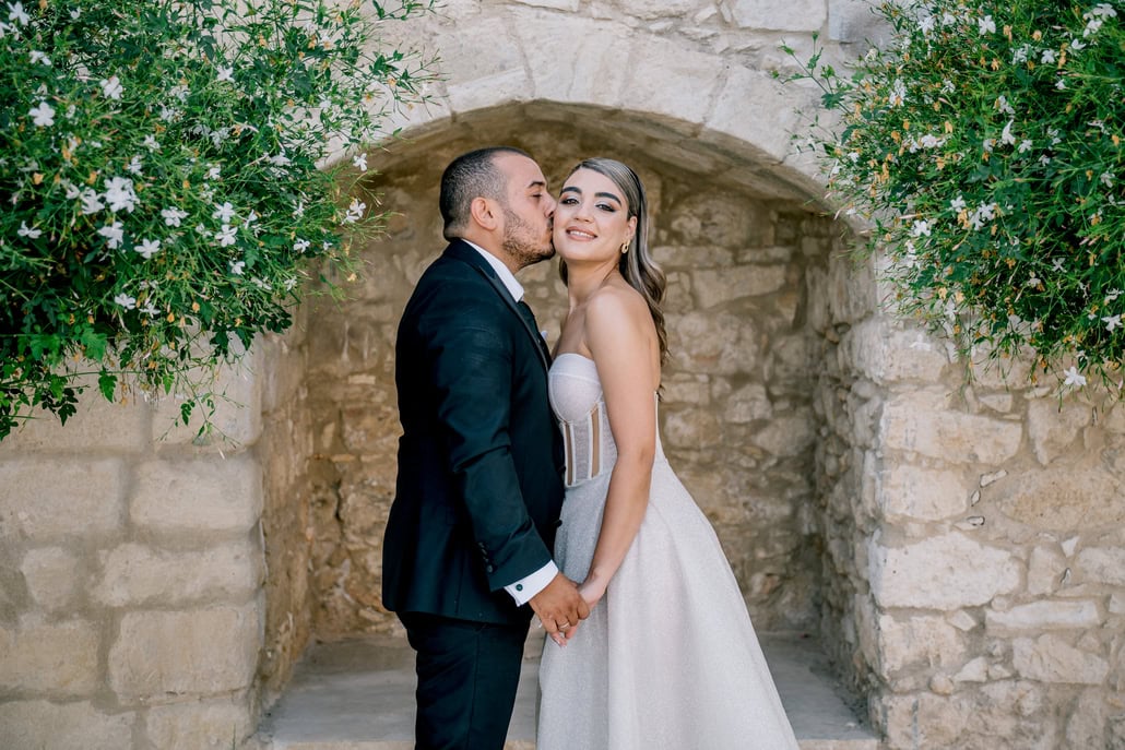 Λευκές ορτανσίες, γυψοφίλη και η πιο όμορφη θέα για έναν ρομαντικό γάμο | Ελένη & Ιάσωνας