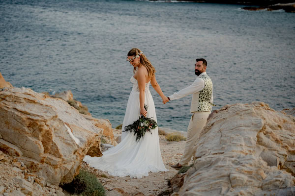 Boho καλοκαιρινός γάμος στη Σέριφο με γήινες αποχρώσεις και beach party | Φανή & Ηλίας