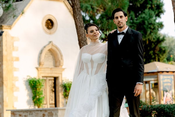 Ένας chic ρομαντικός γάμος στα Χανιά με υπέροχες λευκές λεπτομέρειες | Ιωάννα & Νίκος