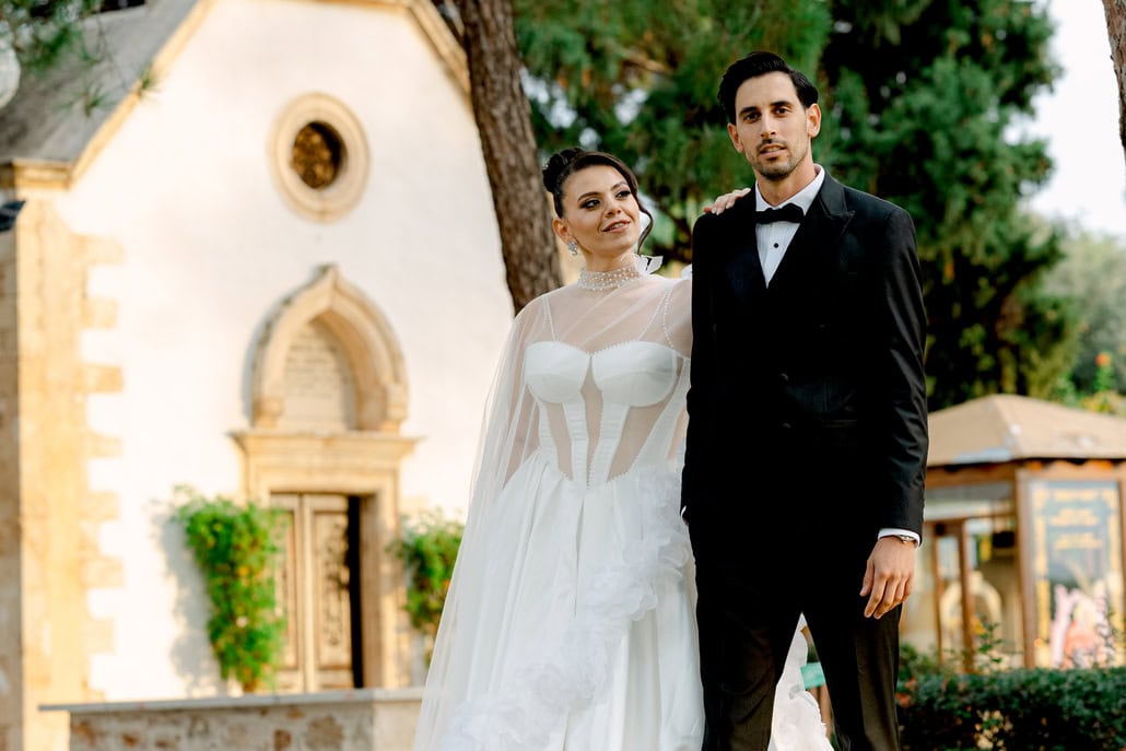 Ένας chic ρομαντικός γάμος στα Χανιά με υπέροχες λευκές λεπτομέρειες | Ιωάννα & Νίκος