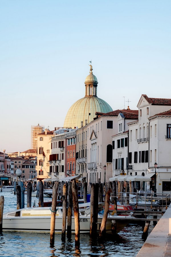 Romantic Spring Wedding And Venice Next Day