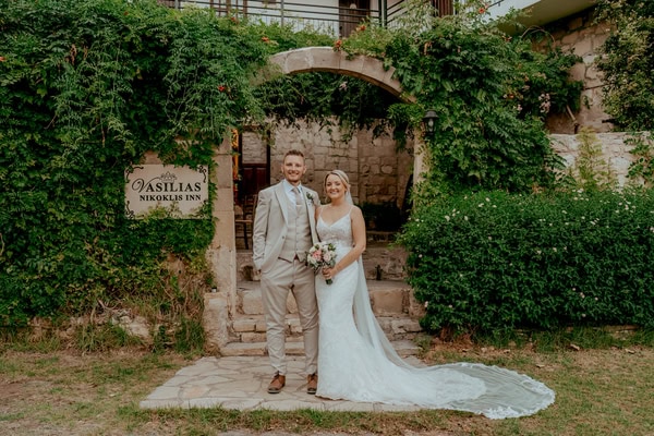 Destination γάμος στο Vasilias Nikoklis Inn με τριαντάφυλλα και λυσίανθο | Sophie & Jack