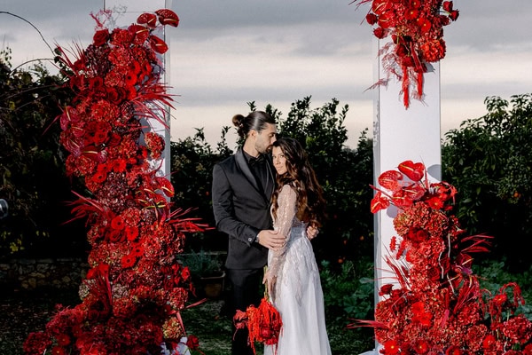 Edgy και μοντέρνο styled shoot στην Κρήτη με δραματικά κόκκινα λουλούδια