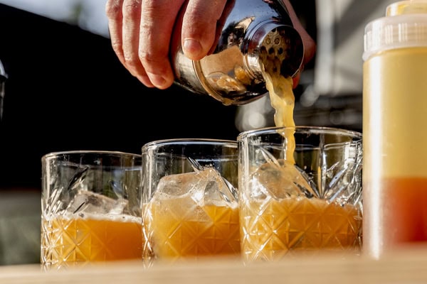 Ιδέες για εντυπωσιακά cocktails που θα απογειώσουν το wedding party