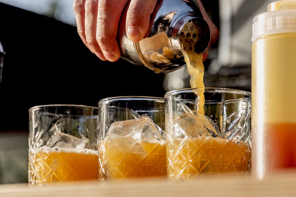 Ιδέες για εντυπωσιακά cocktails που θα απογειώσουν το wedding party