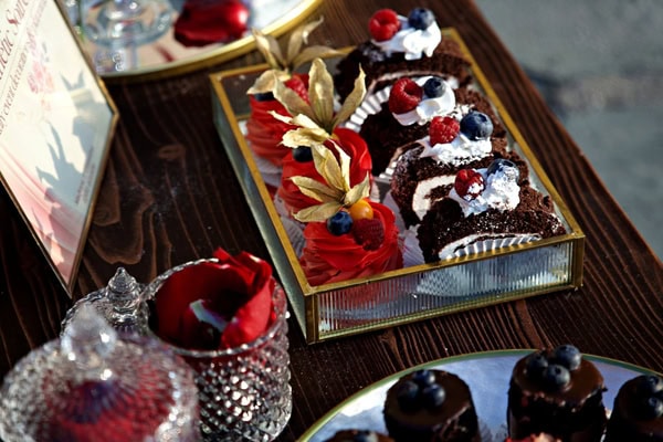 Festive Christmas Wedding Decoration Ideas Red Green