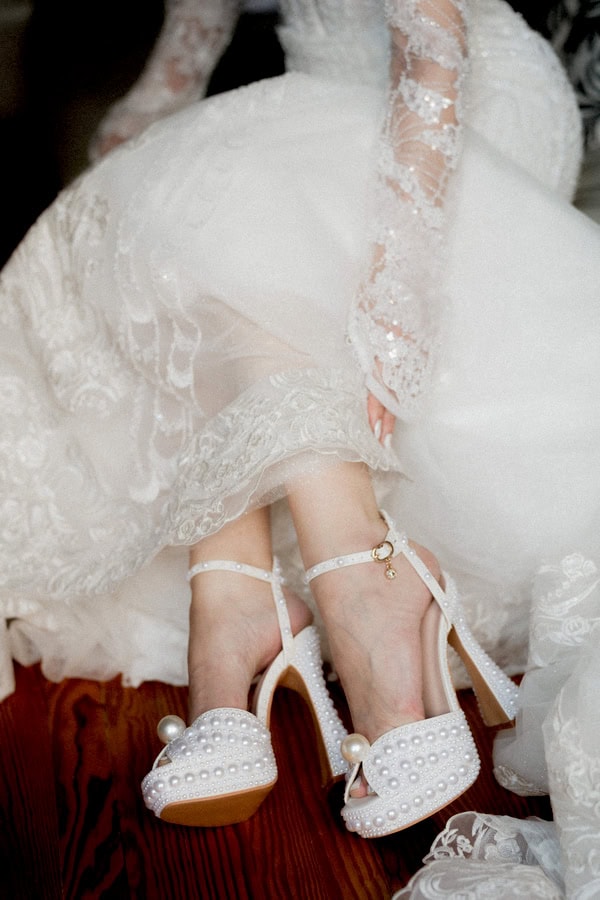 Romantic Summer Wedding White Flowers Modern Details