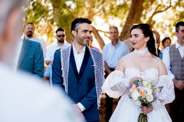 Υπέροχος καλοκαιρινός γάμος στην Κρήτη με ρομαντική διακόσμηση | Rand & Γρηγόρης
