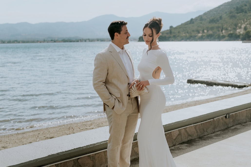 Chic γάμος στη Μυτιλήνη με λευκές ορχιδέες και κάλλες | Andreya & Tom
